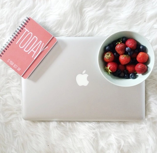apple-breakfast-fruit-macbook-Favim.com-3157427.pn