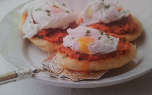 Pão com Molho de Tomate e Ovos Escalfados.jpg Pão com Molho de Tomate e Ovos Escalfados.jpg