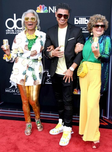 pauly-d- foi acompanhado por duas gaijas boas - pa