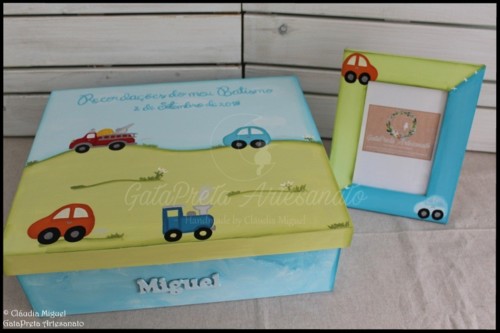 Caixa grande de batizado e moldura Carros e Comboi