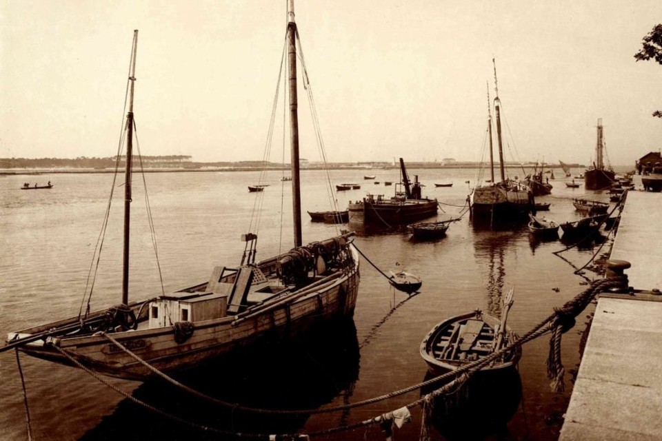 314- barcos ancorados no cais.jpg