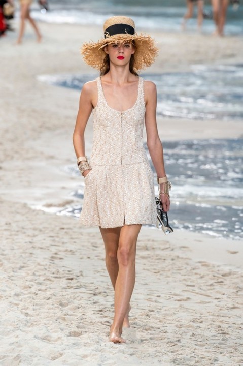 46-chanel-srping-summer-2019-beach-set.jpg