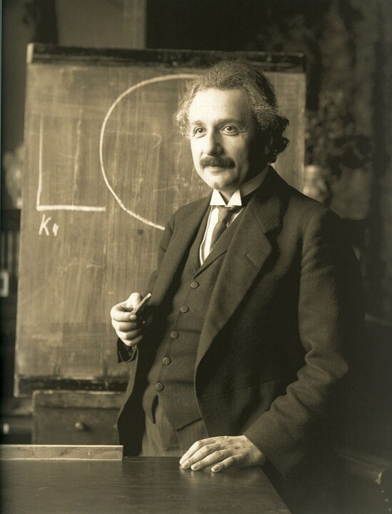 11 Einstein_1921_by_F_Schmutzer_-_restoration.jpg