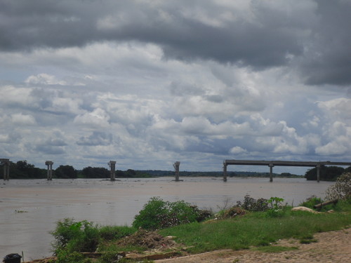 PONTE QUE LIGA LUGAR NENHUM AO NADA