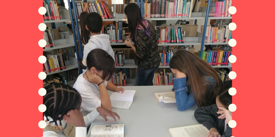 Grupo de pessoas está lendo livros estudantes estudam no clube literário da  biblioteca ou conceito de festival de livros