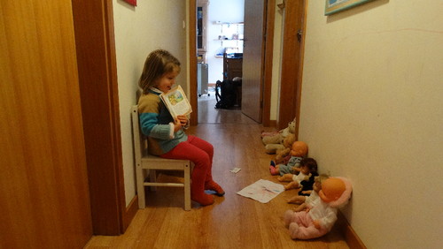 Sara e a sua escolinha de bonecas.JPG