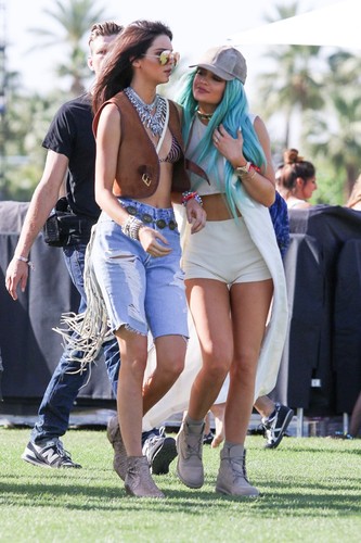 Kendall-Jenner-Kylie-Jenner-Vogue-13Apr15-Getty_b_