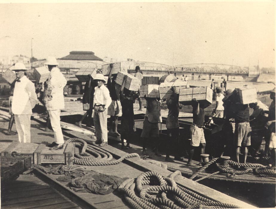 indigenas transportando mercadoria para embarque_m