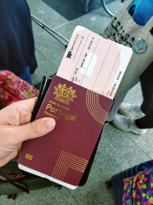 Passaporte e bilhete de avião para Nova Iorque