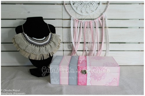 Caixa de bijuteria e maxi-colar Coquette1.JPG