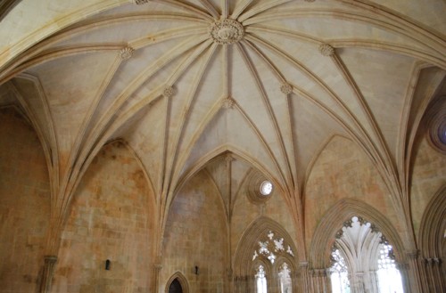 Mosteiro_da_Batalha_-_Sala_do_Capítulo_(2).jpg
