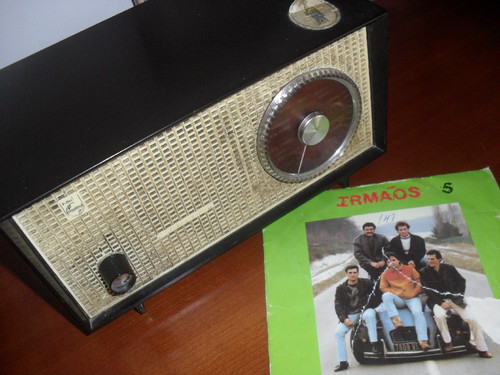 Rádio e capa do disco irmãos 5.JPG