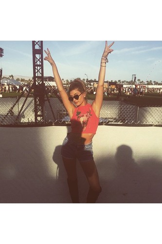Coachella-Vogue-13Apr15-instagram-haileybaldwin_59