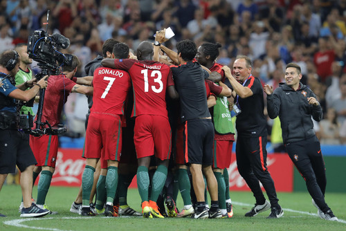 abraços pós-penáltis.JPG abraços pós-penáltis.JPG