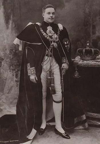 D. Manuel II usando as vestes da Ordem da Jarretei D. Manuel II usando as vestes da Ordem da Jarretei