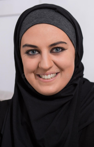 hijab-vestindo-de-sorriso-da-mulher-árabe-5985058