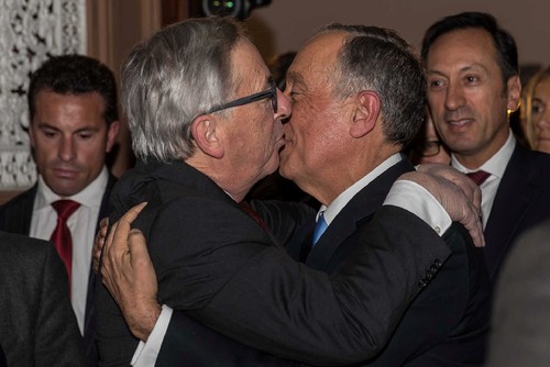 Juncker cumprimenta o "bom amigo" Marcelo. Cortesia de Jorge Amaral / Global Imagens Juncker cumprimenta o "bom amigo" Marcelo. Cortesia de Jorge Amaral / Global Imagens