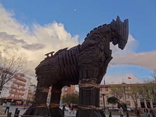 Foto de Canareplica De Cavalo De Tróiacanakkale Waterfront Dardanelles  Turquia O Cavalo De Tróia Da Guerra De Tróia Que Os Gregos Costumavam  Entrar Na Cidade Independente De Tróia E Ganhar A Guerra