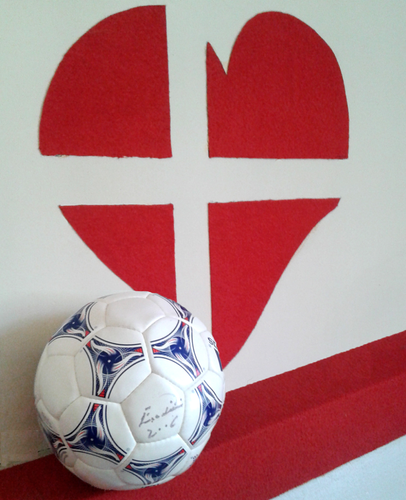 Bola autografada por Eusébio.png