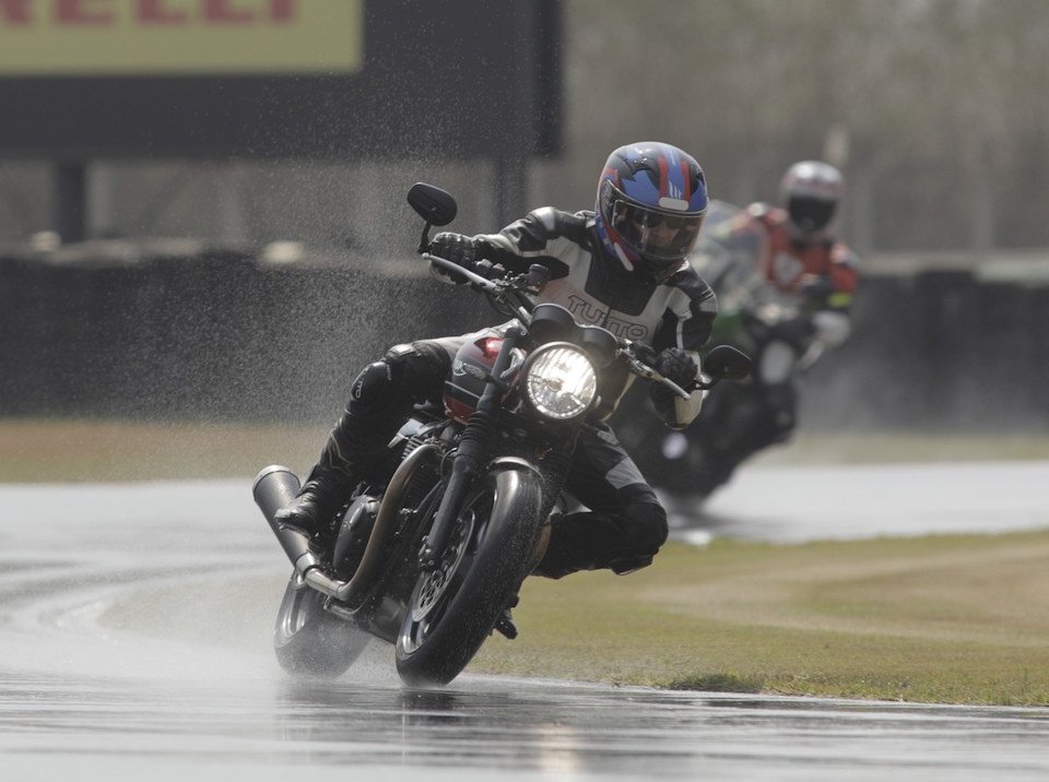 Mundial de MotoGP - a indumentária dos pilotos quando chove - de