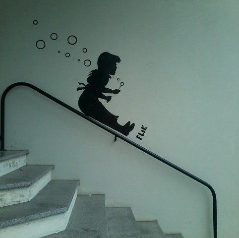 menina_escorrega_arouca_sapo