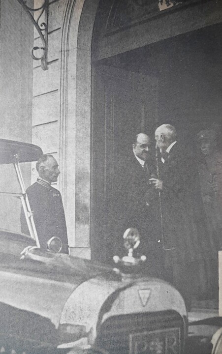 junto ao automóvel na despedida de teixeira gomes