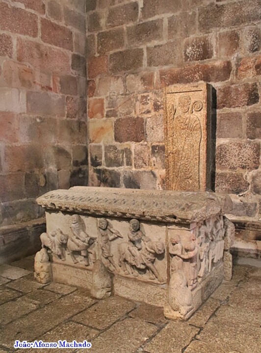 TÚMULO EGAS MONIZ.JPG