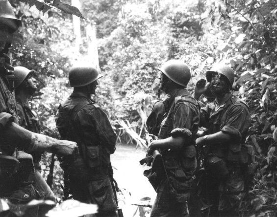 ...Rio Mbridge - arranjem uma canoa....jpg