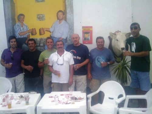E junto aos homens do chafariz da cerveja...Zé Maria e Bola!