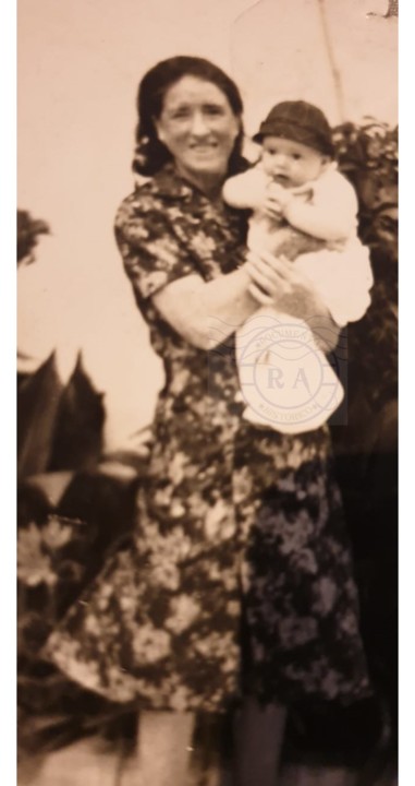 Lucinda Valente da Fonseca e neto Alberto com selo Lucinda Valente da Fonseca e neto Alberto com selo