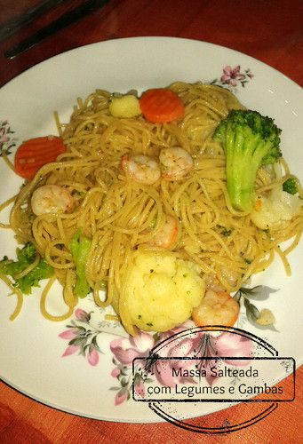 Massa com gambas e legumes