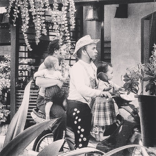 família_tailandesa.jpg família_tailandesa.jpg