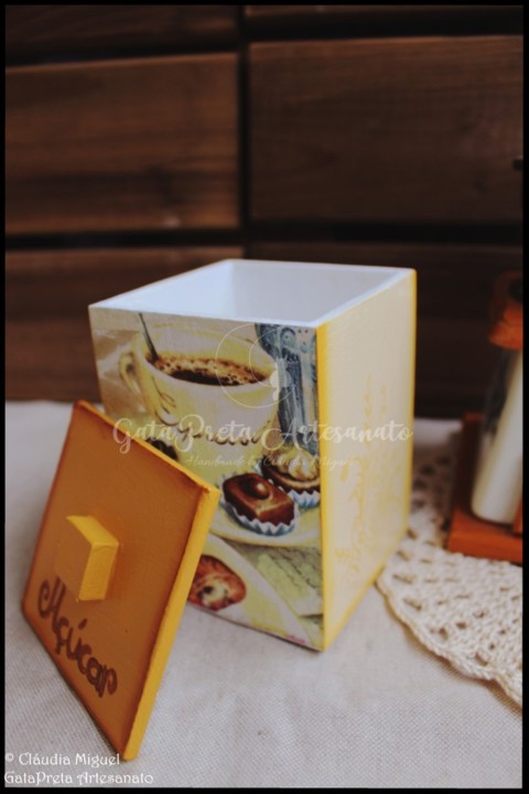 Caixa torre Dolce Gusto e caixa açúcar café Tor