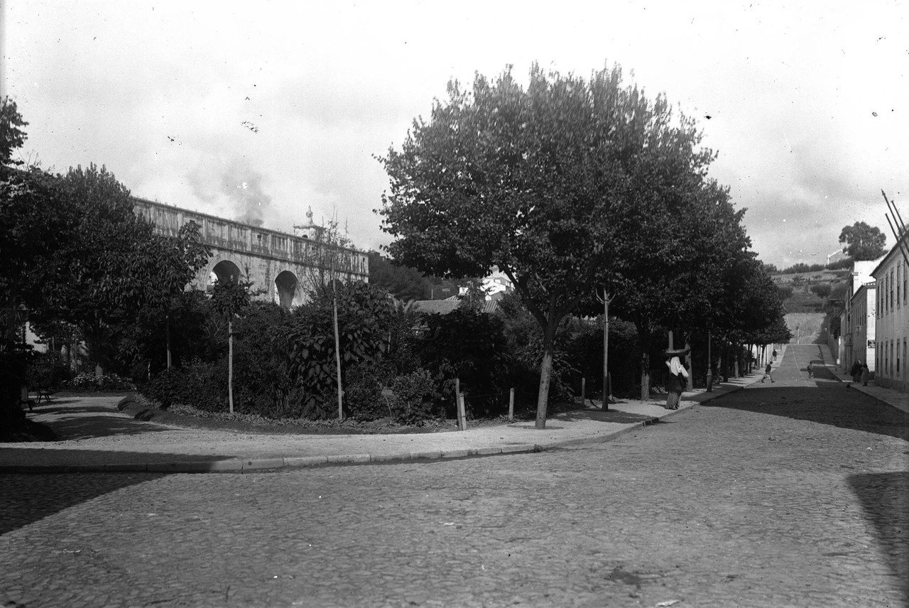 Jardim das Amoreiras, sd, foto de Paulo Guedes, in