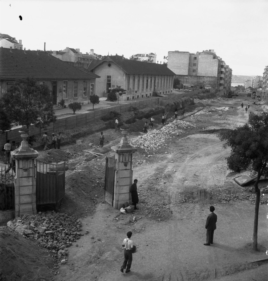 Abertura da avenida Infante Santo, 1949, foto de J