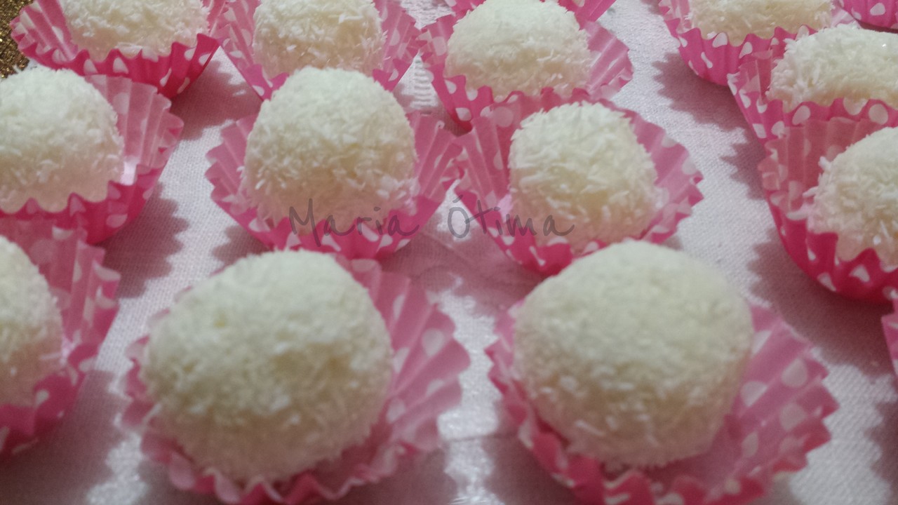 Brigadeiros de coco.jpg