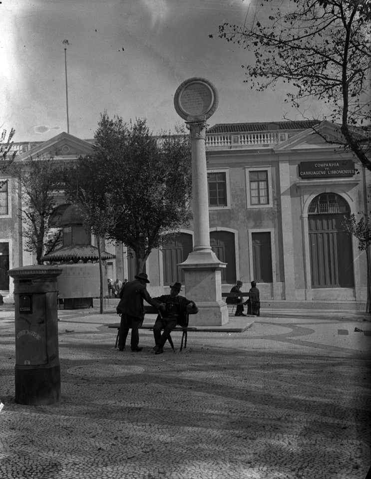 Coluna mandada erguer pela colónia italiana, come Coluna mandada erguer pela colónia italiana, come