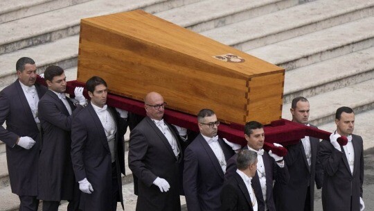 O caixão trapezoidal do falecido Papa Emérito Be