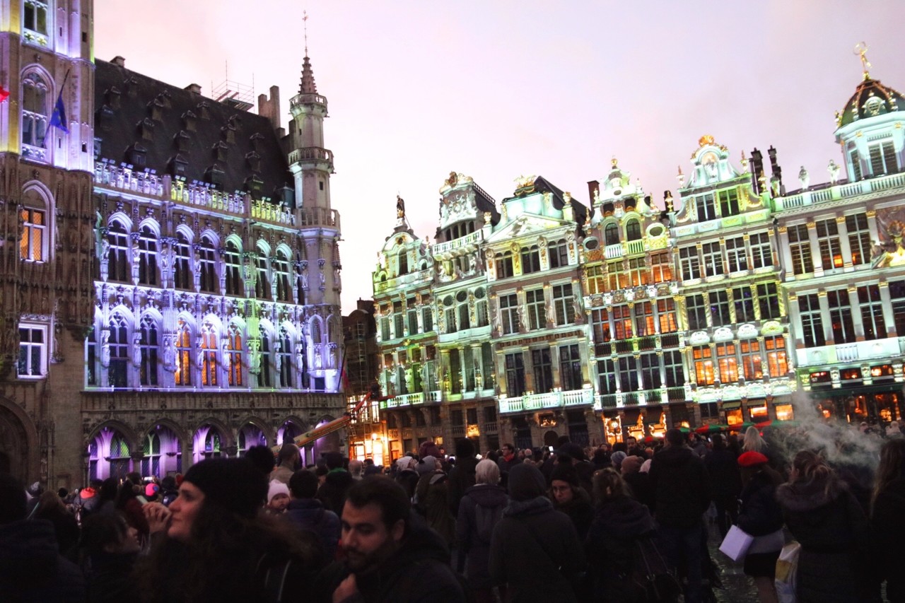 plaisirs d' hiver grand place espectáculo de luzes plaisirs d' hiver grand place espectáculo de luzes