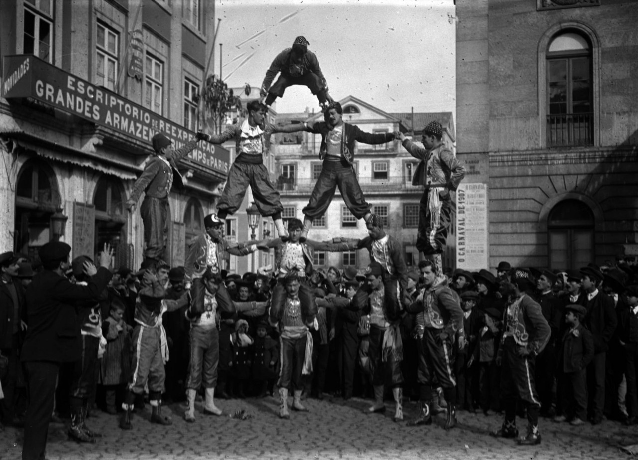 Na Praça D. João da Câmara, em Santa Justa, Lis