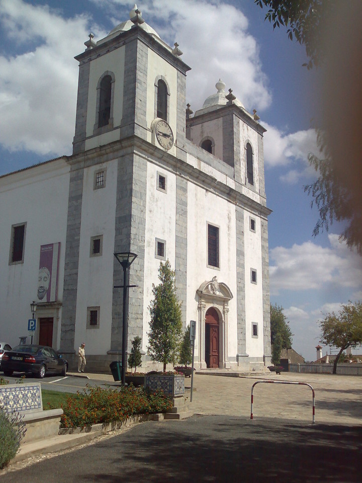 1200px-Castro_Verde_-_Basílica_Real.jpg