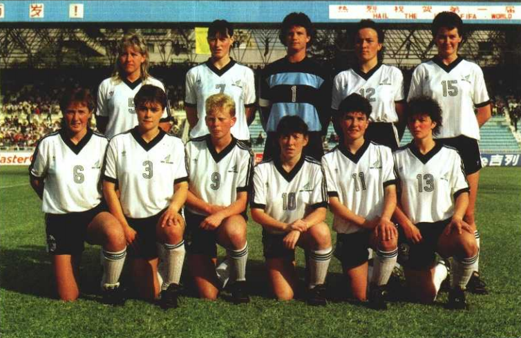 Wendi Henderson em baixo com o número 9 em 1991