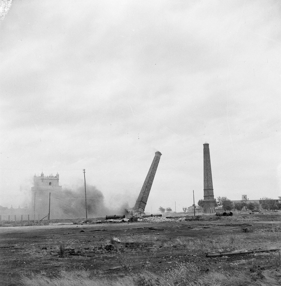 Chaminés da Fábrica do Gás em Belém, demoliç