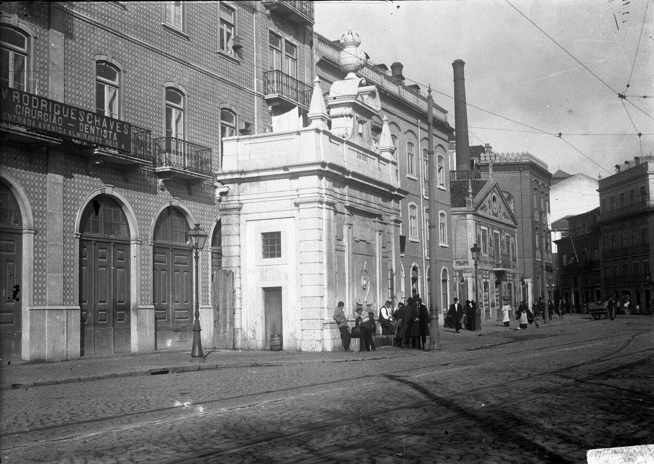Chafariz do Intendente, ao lado, a fábrica Viúva