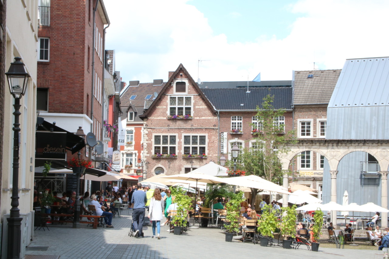 centro da cidade de aachen, munsterplatz