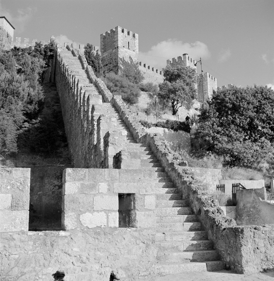Castelo de São Jorge, escadaria que liga o adarve Castelo de São Jorge, escadaria que liga o adarve