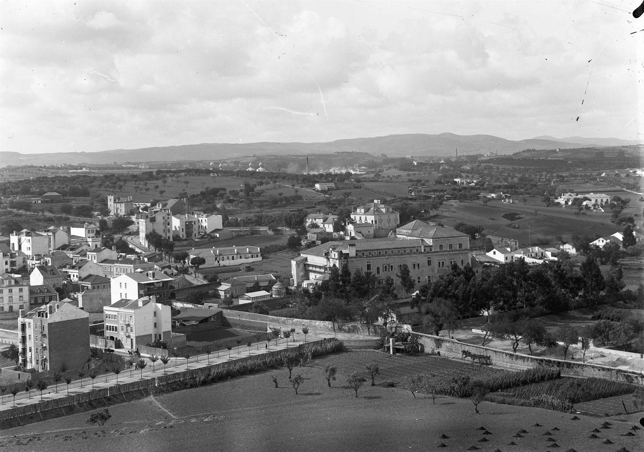 Terrenos da avenida Almirante Reis, vendo-se ao fu
