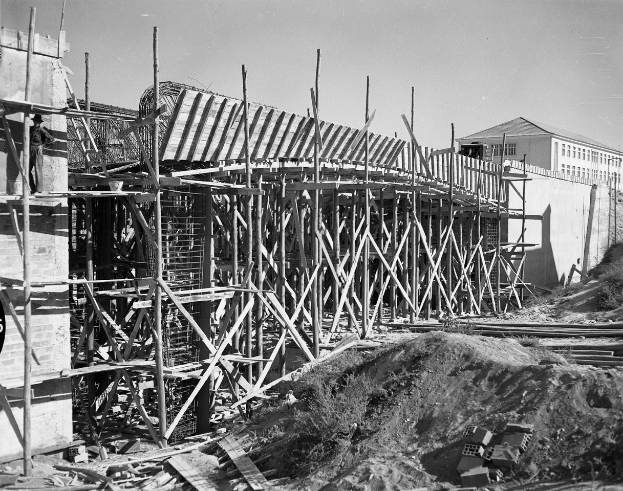 Viaduto em construção na avenida General Roçada
