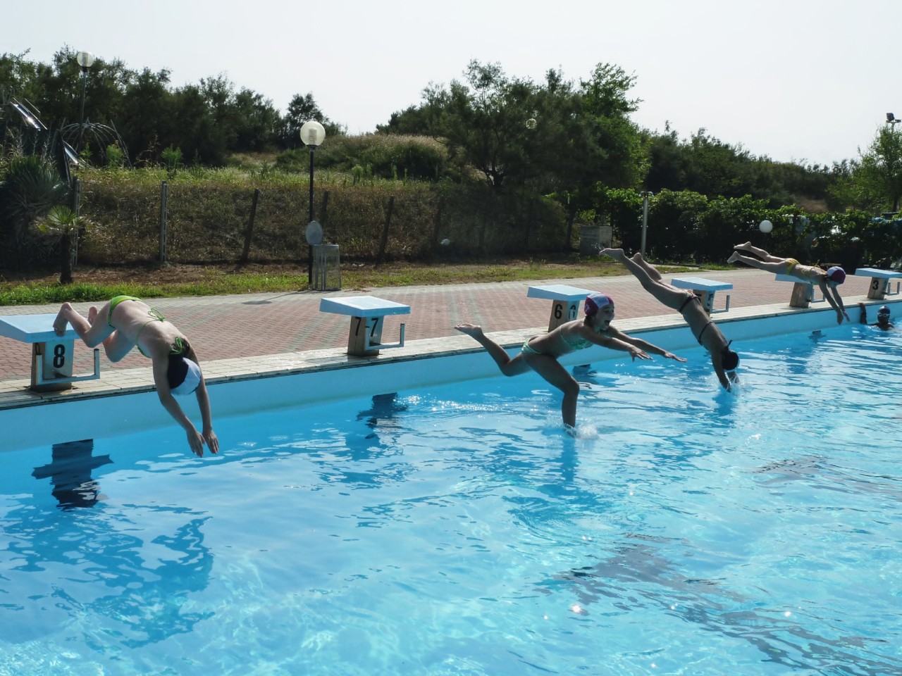 Mergulhos na piscina do parque de campismo.JPG
