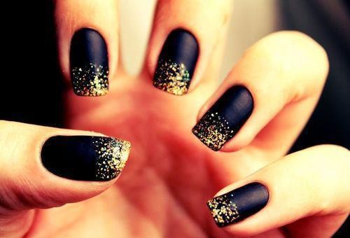 unhas pretas com glitter.jpg